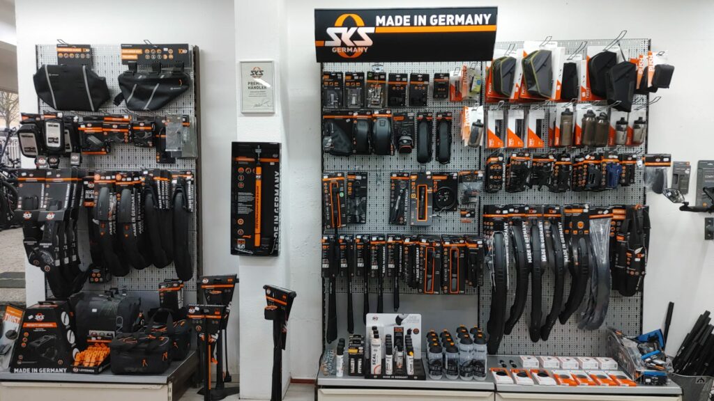 Große Auswahl an hochwertigem Fahrradzubehör von SKS Germany – von Schutzblechen über Luftpumpen bis hin zu Taschen und Trinkflaschen. Perfekt für jede Radtour!"