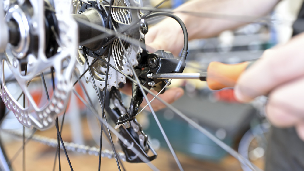 Fahrrad-Service: Fachgerechte Wartung und Reparatur eines Fahrrads mit präziser Justierung des Schaltwerks für optimale Leistung und Langlebigkeit